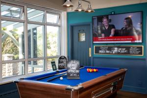 ein Zimmer mit Billardtisch und Flachbildfernseher in der Unterkunft Commodore Hotel by Greene King Inns in Bournemouth