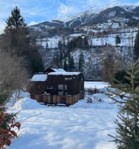 a log cabin in the snow with snow on it at Tiny House Waldschmied 2 in Latzendorf