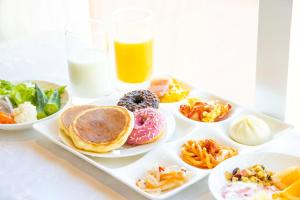 a tray with a plate of breakfast foods and drinks at Tenseien Odawara Station Annex in Odawara