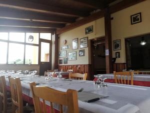 a dining room with a long table and chairs at La Vecchia Fontana in Penne