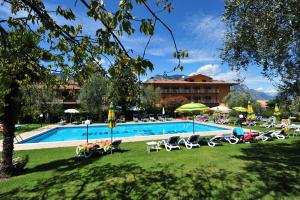 Bazén v ubytování Hotel Astoria - 3stelle S nebo v jeho okolí