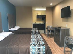 Postel nebo postele na pokoji v ubytování Deluxe Inn & Suites - Baytown