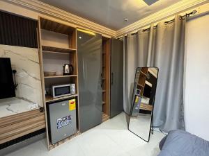 ein Zimmer mit Fernseher und Spiegel in der Unterkunft Bel View in Trofwi