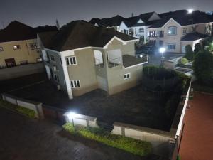 eine Luftaufnahme eines Hauses bei Nacht in der Unterkunft Bel View in Trofwi