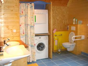 een badkamer met een wasmachine en een wasmachine bij Entre dunes et mer in Les Moitiers-dʼAllonne