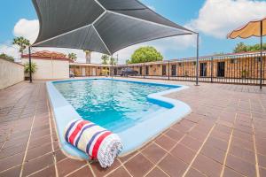 Piscina a Burke & Wills Motor Inn o a prop