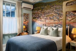 ein Schlafzimmer mit einem großen Bett mit blauen Laken in der Unterkunft The Ness in Teignmouth + 136 Fotos