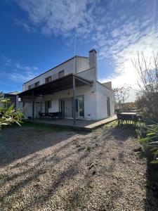 a white house with a picnic table in front of it at Casa Rural Nacimiento del Hueznar - Tomillo 17 in San Nicolás del Puerto