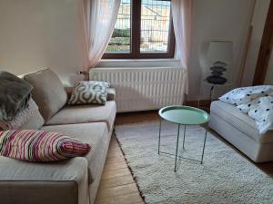 a living room with a couch and a table at La Vie en Rose in Ensival