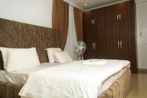 a bedroom with a large bed with white sheets at Nestoria in Sagisa