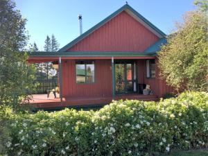 Κήπος έξω από το Cedar Chalets and Barkers Lodge