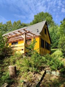 a yellow house with a gambrel roof at Berghütte am Grenzwinkel in Sebnitz
