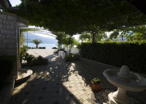 un patio con fregadero y vistas al océano en Villa Opatija en Marina