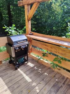 a barbecue grill sitting on a wooden deck at Berghütte am Grenzwinkel in Sebnitz
