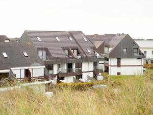 a row of houses on the side of a beach at Wenningstedt Beach Apartment in Wenningstedt