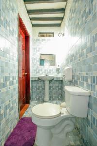 a bathroom with a toilet and a sink at Hotel Libano in León