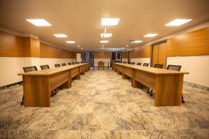 a row of desks in a large room with chairs at BUSINESS EXPRESS HOTEL in Kapaklı