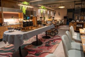 a salon with a table and chairs in a room at City Park Hotel in Frankfurt Oder