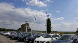 a row of cars parked in a parking lot at Aéroport paris beauvais Appartement HOULET 10 min à pied aéroport parkingbeauvais longue durée in Tillé