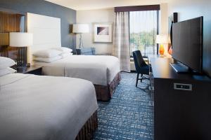 um quarto de hotel com duas camas e uma televisão de ecrã plano em Crowne Plaza Annapolis, an IHG Hotel em Annapolis