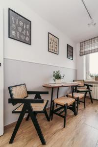 a dining room with a table and chairs at Apart-Center Przy Krupówkach in Zakopane