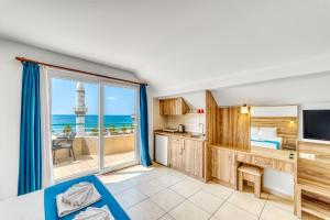 a room with a view of the ocean at Cleopatra Ada Apart & Suites Hotel in Alanya