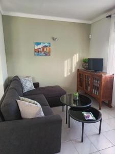 a living room with a couch and a table at Casa del Llimoner in L'Escala