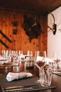 a wooden table with wine glasses and a napkin at Hotel Le Genepy in Tignes
