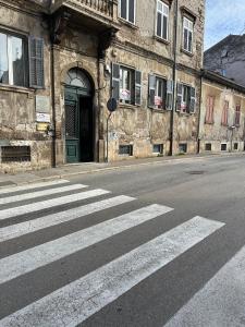 an empty street with a crosswalk in front of a building at DJ Pula Studio - City Center in Pula