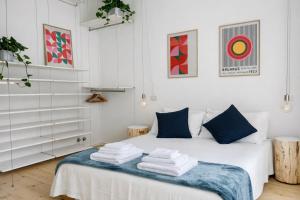 a bedroom with a bed with towels on it at STUDIO 14 - apt design con terrazza sul fiume - 2 biciclette incluse - vicino al centro in Treviso +15 photos