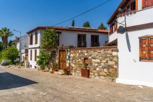 a stone house on a cobblestone street at Amazon Petite Palace in Selçuk