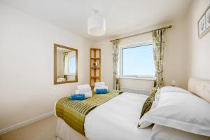 a bedroom with a bed and a window at Island's Edge- Moments from Hamworthy Beach and Park in Poole