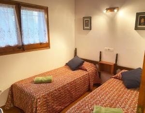 a bedroom with two beds and a window at Calsina Baix 2H in Pals