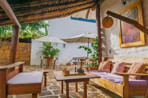 a living room with a couch and tables and umbrellas at El Principito Hospedaje in Barichara