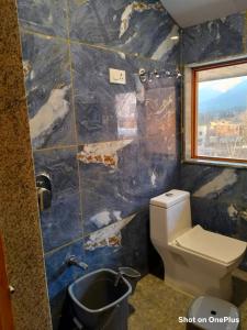 a bathroom with a toilet and a sink at Hotel Pahalgam view in Pahalgām