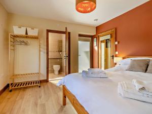 a bedroom with a large bed and a bathroom at 4 Bed in Llanidloes oc-95968 in Van +39 photos
