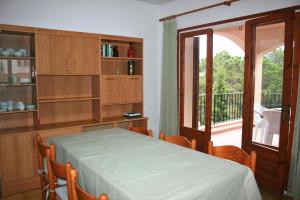 a dining room with a table and a balcony at Isern Dalt 3H in Pals