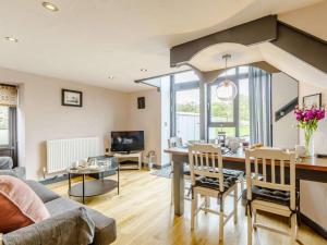 a living room with a kitchen and a dining room at 2 Bed in Brecon oc-bn100 in Cray