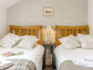 two beds sitting next to each other in a room at 2 Bed in Brecon oc-bn100 in Cray