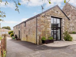 an old brick building with a large window at 2 Bed in Brecon oc-bn100 in Cray