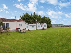 a white house with a yard with a picnic table at 2 Bed in Bristol oc-37147 in Chew Magna
