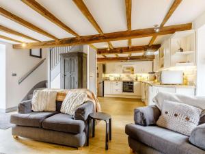 a living room with two couches and a kitchen at 2 Bed in Brecon oc-bn310 in Cray +23 photos