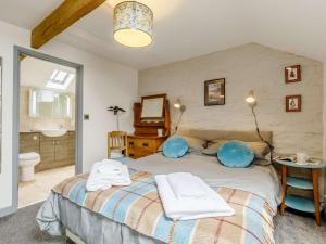 a bedroom with a large bed and a bathroom at 2 Bed in Brecon oc-bn310 in Cray