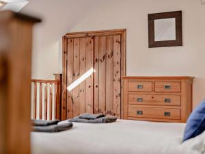 a bedroom with a dresser and a bed with two towels at 1 Bed in Doncaster oc-91308 in Mattersey