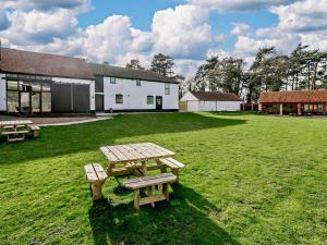 a picnic table in the middle of a field at 1 Bed in Doncaster oc-91308 in Mattersey