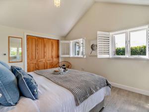 a bedroom with a large bed and two windows at 2 Bed in Derby oc-76519 in Tutbury