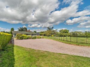 a gravel driveway leading to a farm house at 2 Bed in Derby oc-76519 in Tutbury