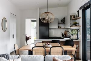 a kitchen and dining room with a table and chairs at Aspen Lodge Bright in Bright