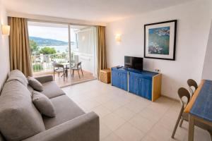 a living room with a couch and a television at Apartamentos Vistasol in Magaluf