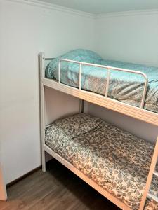 a couple of bunk beds in a room at Katarina Logde en la naturaleza in Tongoicillo